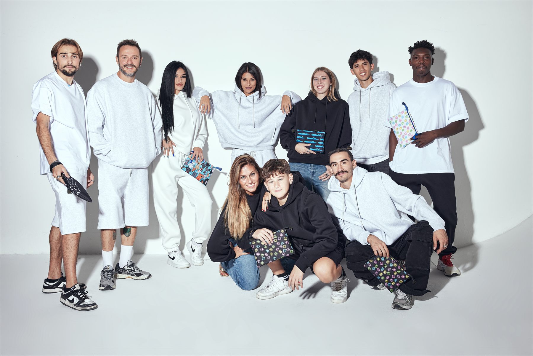 Gruppo di amici con abbigliamento Sassolini Made in Italy e pochette — lifestyle del brand