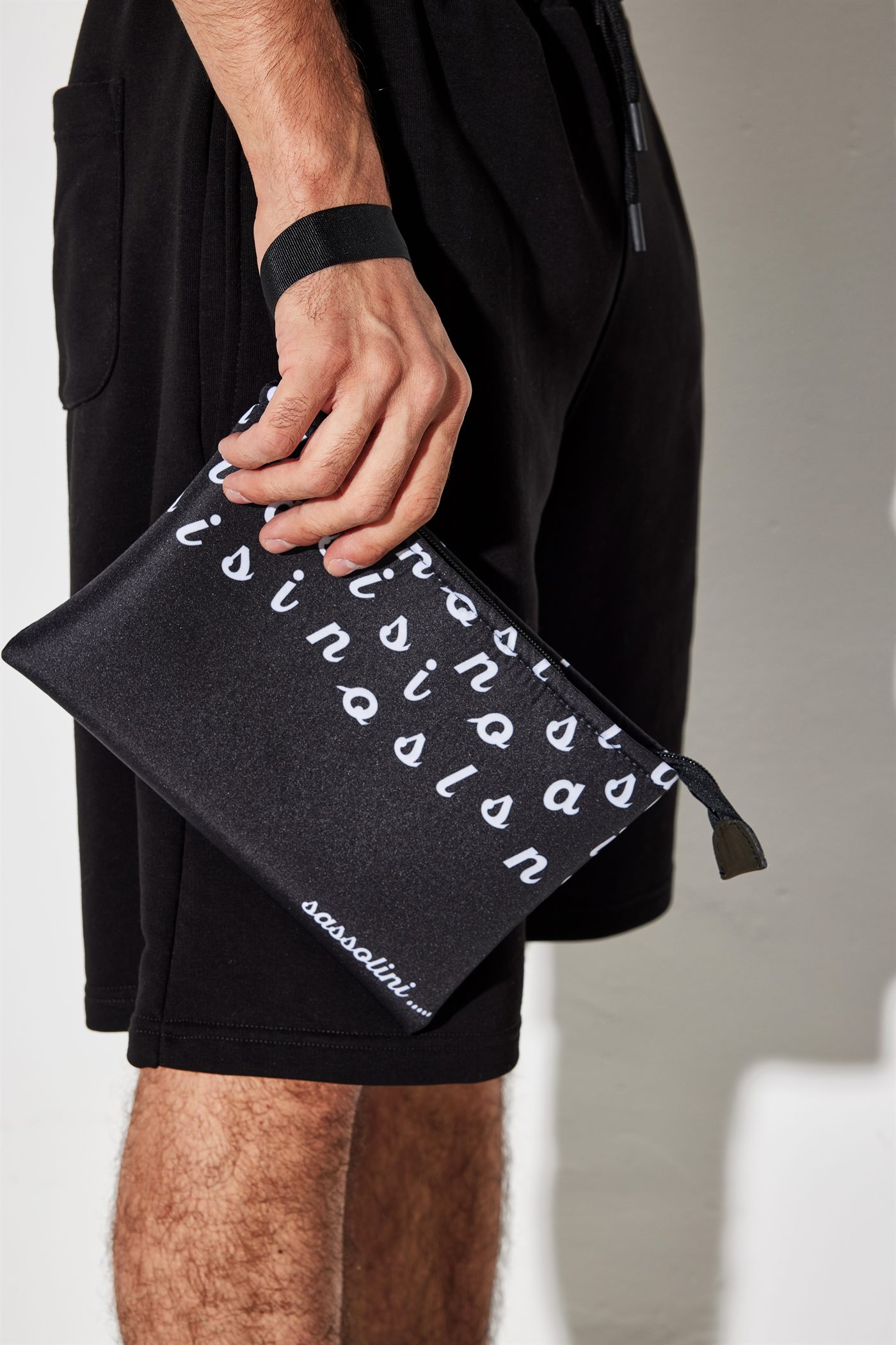 Pochette nera con wordmark Sassolini