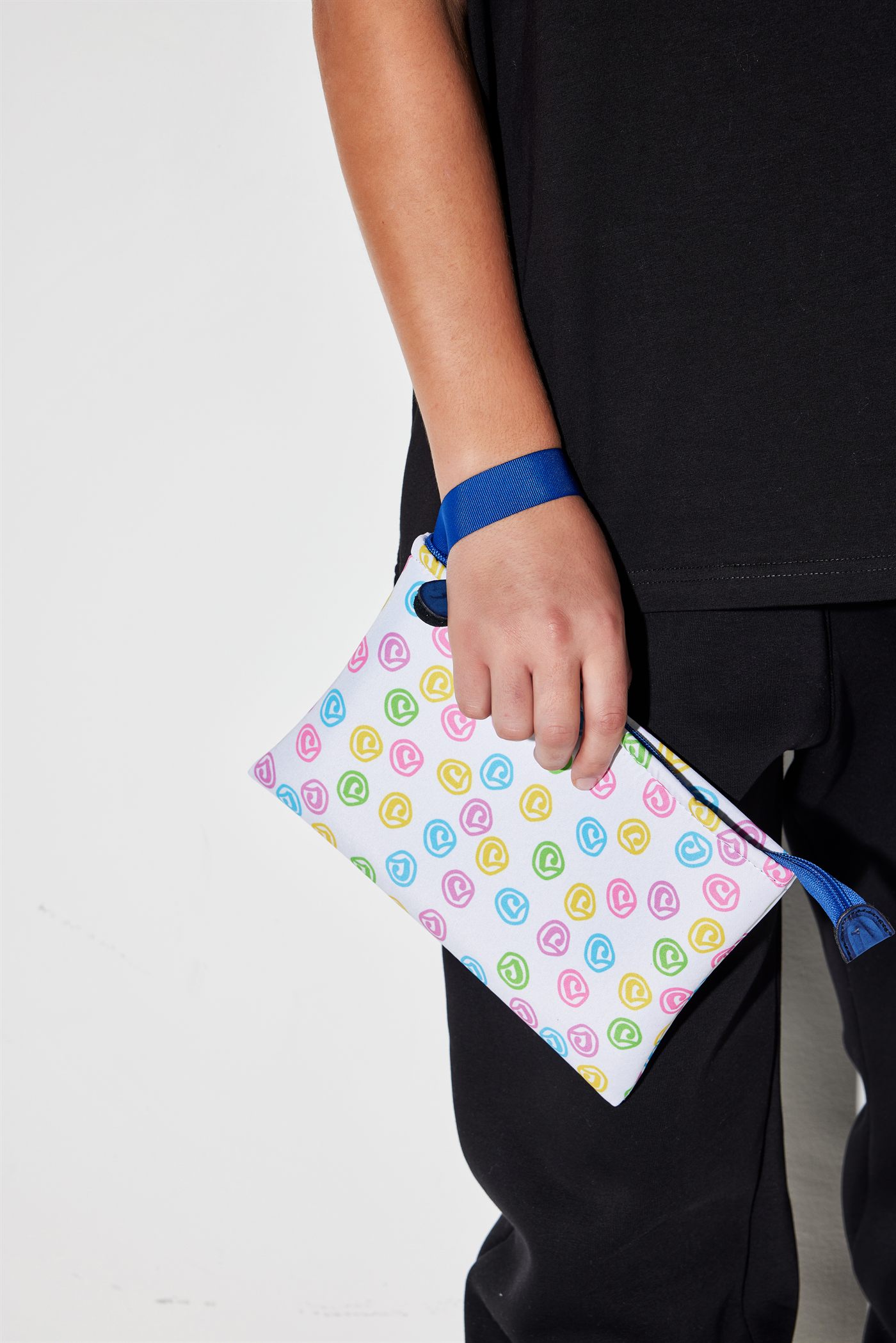 Dettaglio pochette Sassolini con pattern colorato