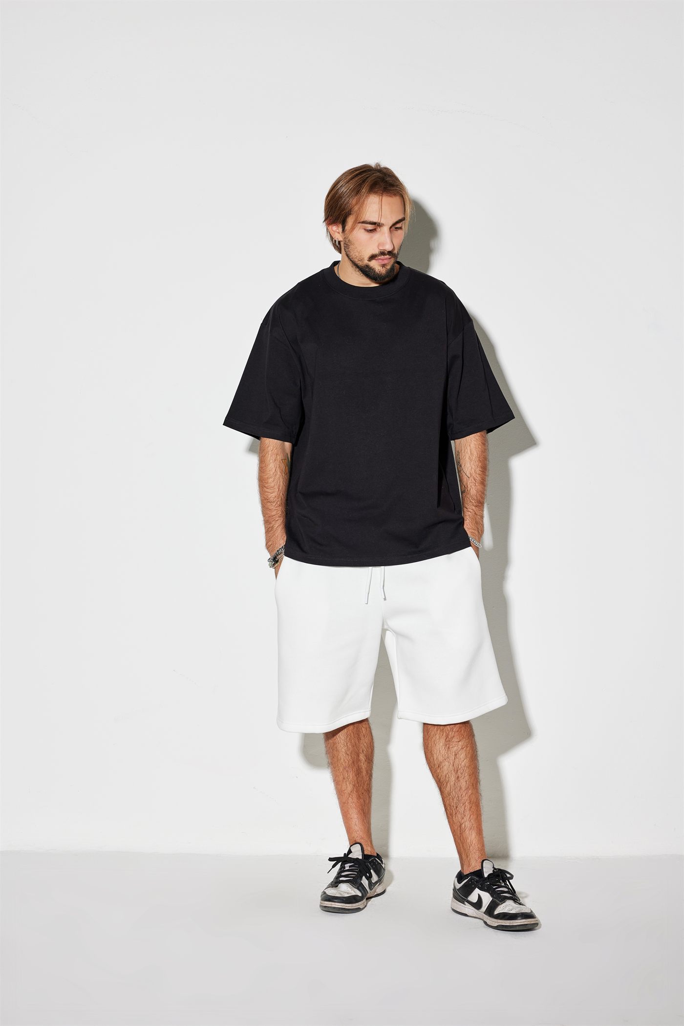 Maglia nera Sassolini con pantaloncini bianchi — shooting ufficiale